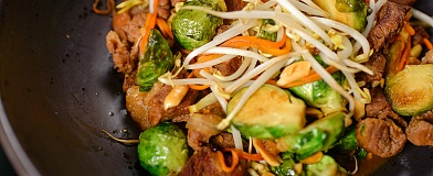 Говядина с овощами и капустой в Cоусе WOK Tamaki
