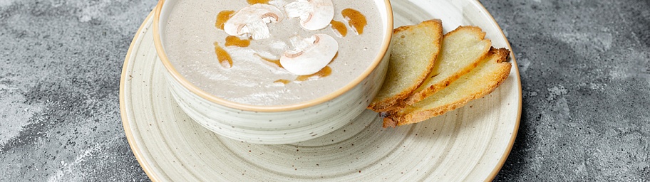 Крем-суп из шампиньонов с Луковым соусом Tamaki
