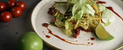 Зеленый детокс-салат с салатной заправкой Tamaki