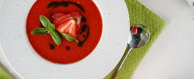 Клубничный гаспачо с базиликом и соусом Чёрная Шрирача Tamaki