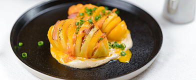 Картофель с сыром и соусом Чёрный перец Tamaki